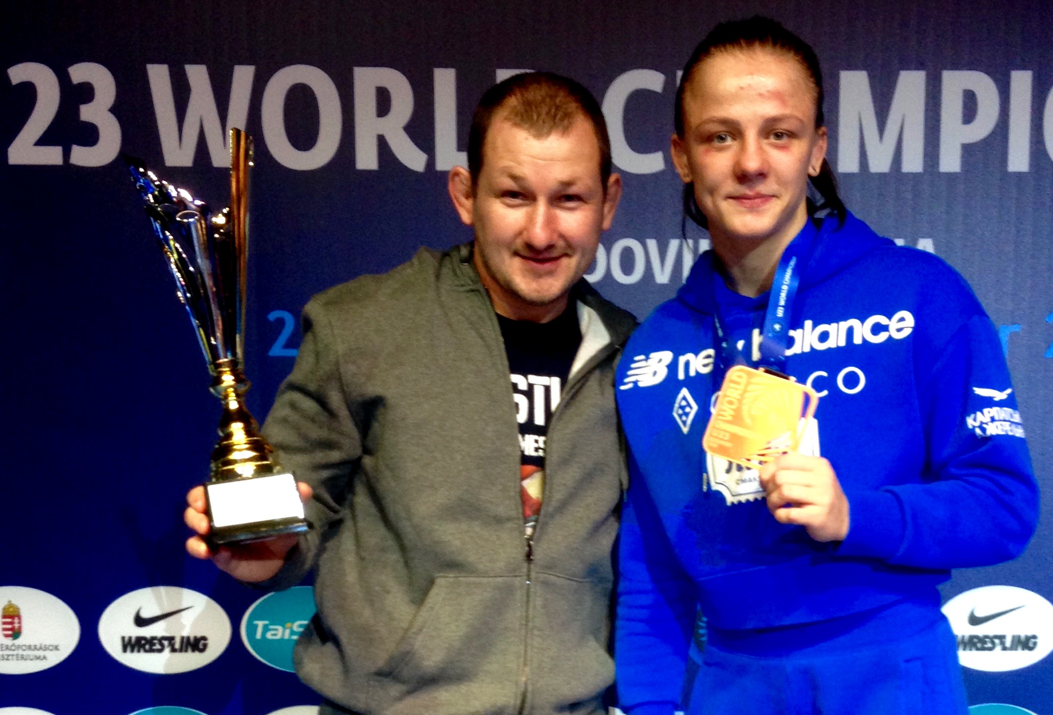 Ірина Коляденко на п'єдесталі з автором цих рядків